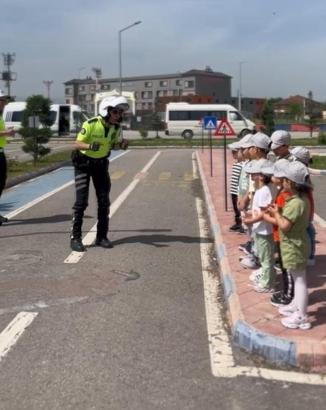 Trafik polisinden çocuklara: Biz sizi korumak için ayıyı bile döveriz