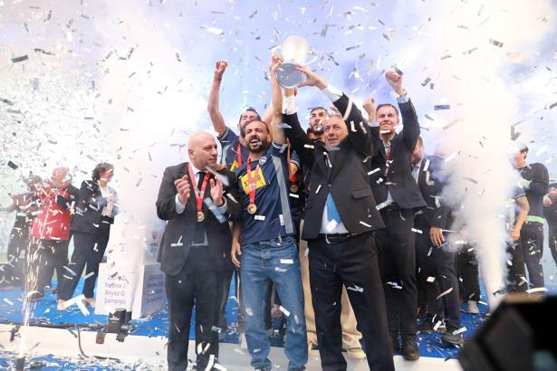 1'inci Lig'e yükselen Sarıyer, kupasını aldı