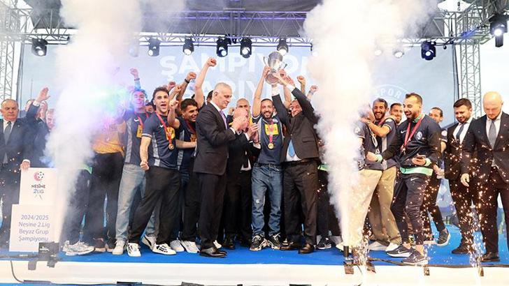 1'inci Lig'e yükselen Sarıyer, kupasını aldı