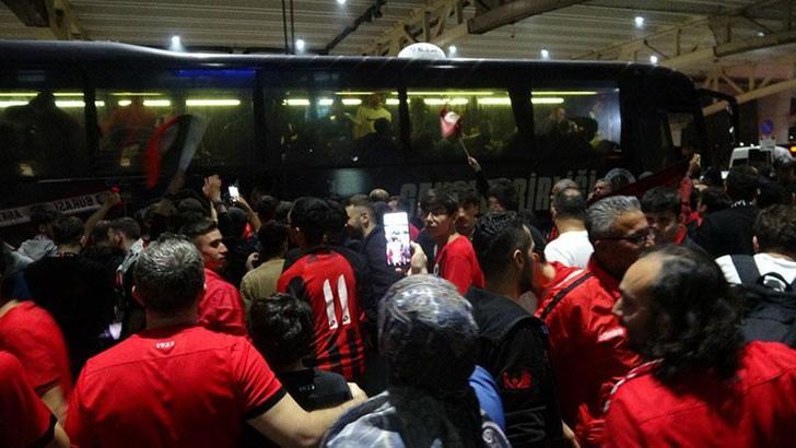 Gençlerbirliği’ne Esenboğa Havalimanı’nda coşkulu karşılama