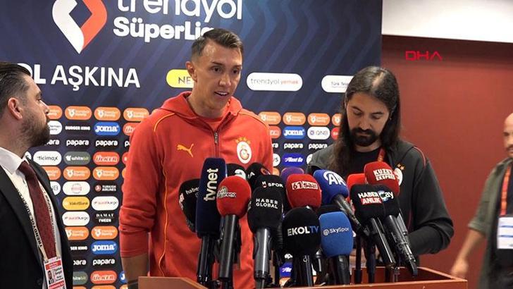 Muslera: Bu ülkede yaşamaktan gurur duyuyorum