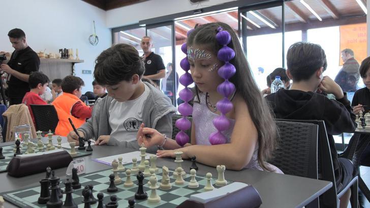 Çocuklar, doğa tatilinde satranç turnuvasında mücadele etti