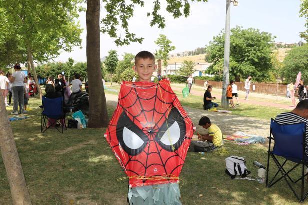 İşitme engelli öğrenciler, akranlarıyla uçurtma uçurdu / Ek fotoğraflar