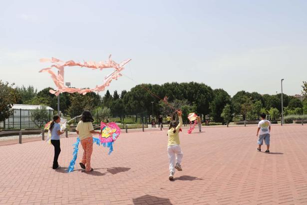 İşitme engelli öğrenciler, akranlarıyla uçurtma uçurdu