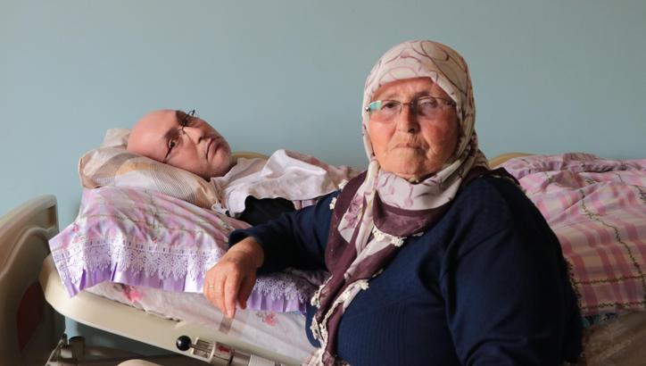 16 yıldır yatağa bağımlı oğluna bakıyor