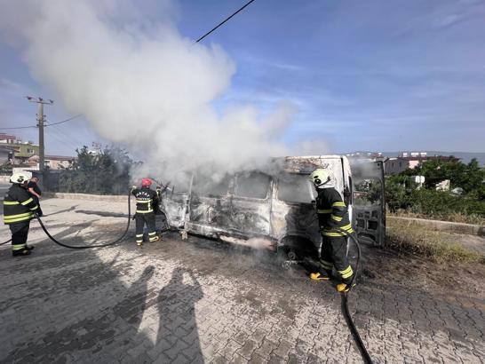 Hatay'da park halindeki hurda minibüs yandı