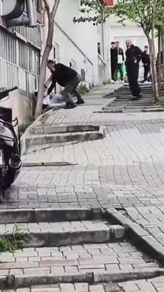 İstanbul - Kağıthane’de bıçakla saldıran adamın başında şişe kırdı; o anlar kamerada