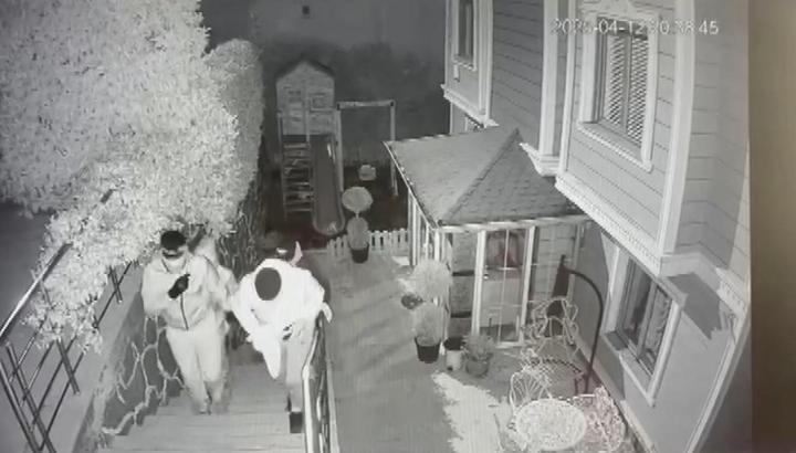 İstanbul - Sultangazi'de hırsızların yakalandıkları anları taksinin araç kamerası görüntüledi