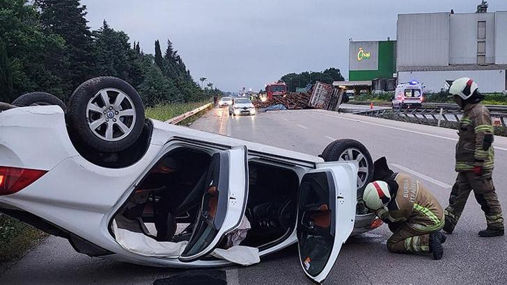 Devrilen kamyondan dökülen tomruklara çarpan otomobil takla attı