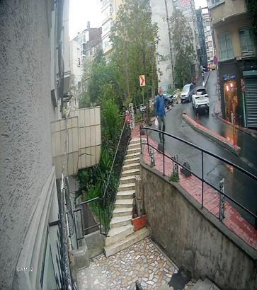 İstanbul - Beyoğlu'nda takla atan otomobilin altında kalmaktan son anda kurtuldu