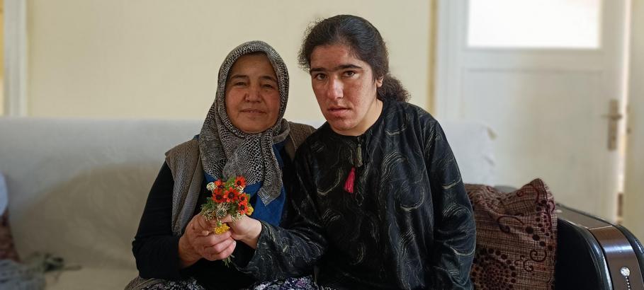 Ömrünü zihinsel engelli kızına adadı