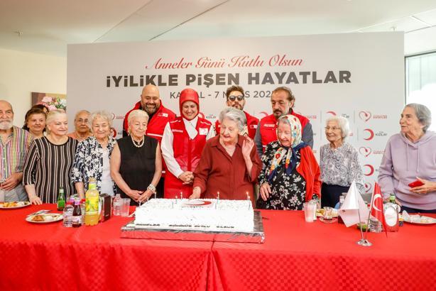 Türk Kızılay’dan deprem bölgesinde Anneler Günü kutlaması