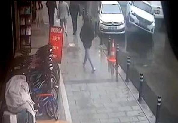İstanbul - Avcılar'da kaldırıma çıkan otomobil aydınlatma direğine çarparak durdu