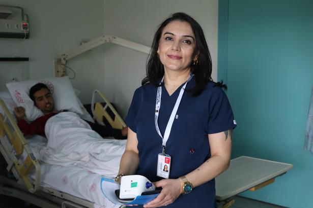 Sibel Hemşire, hastalara sesiyle deva oluyor