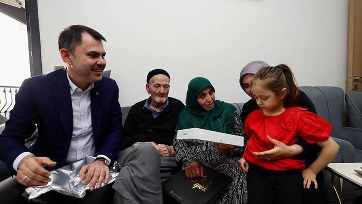 Bakan Kurum'dan depremzede aileye ziyaret