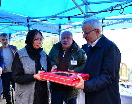Bakan Uraloğlu’ndan şehit ailesine ziyaret