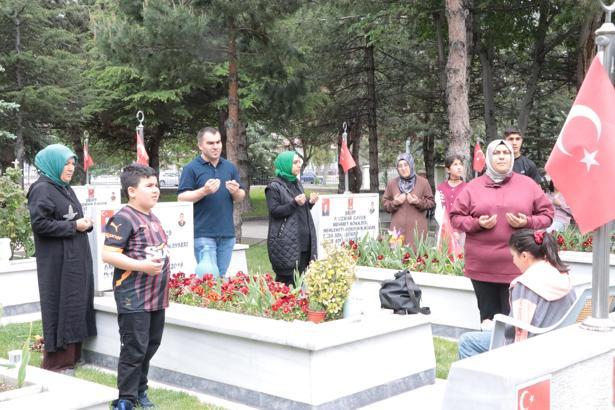 Kartal Şehitliği'nde buruk Anneler Günü