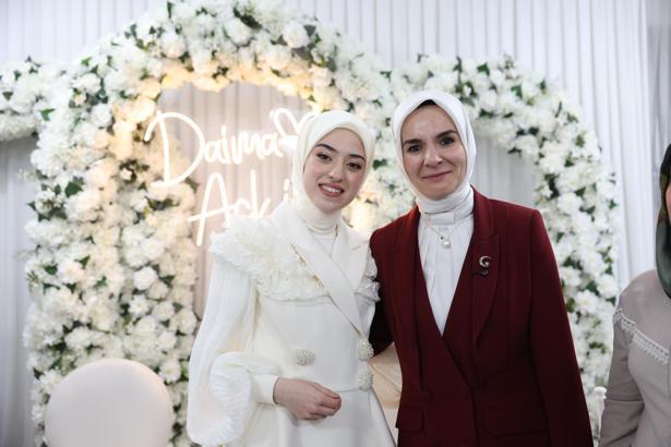 İstanbul - Bakan Göktaş, kendisini sosyal medyadan davet eden gence kız istedi