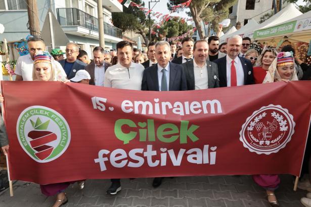 Menemen'de 'çilek kokulu' festival başladı