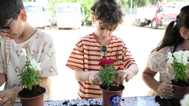 Minikler, anneleri için en güzel çiçekleri dikti