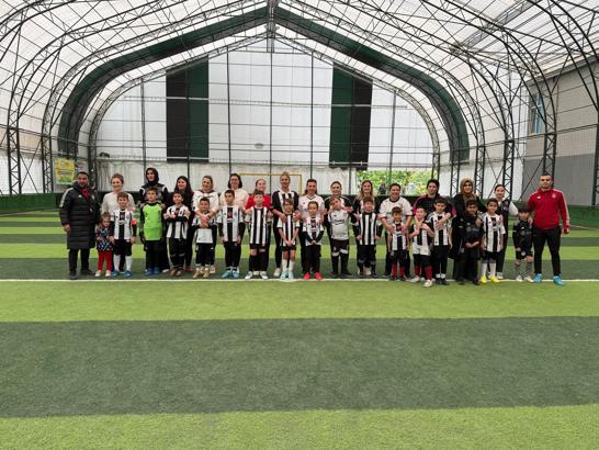 Anne ve çocukları yeşil sahada ter döktü