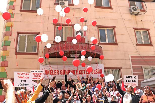 Çocukları dağa kaçırılan aileler, Anneler Günü’nde de nöbette