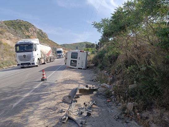 Altınözü’de devrilen minibüsteki 3 kişi yaralandı
