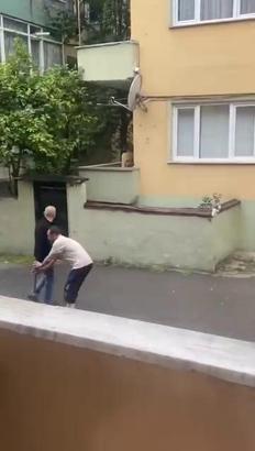 Egzoz sesinden rahatsız olup tabanca ve balyozla dışarı çıkan 2 kişiyi komşuları sakinleştirdi