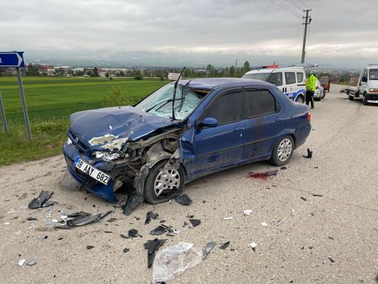 Otomobille motosiklet çarpıştı: 2’si ağır 6 yaralı