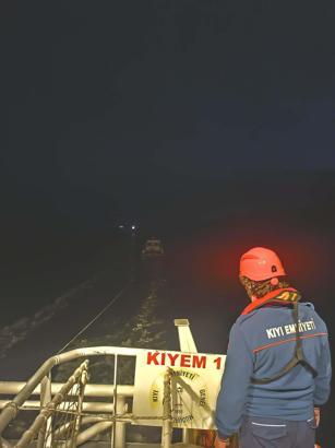 Çanakkale Boğazı'nda sürüklenen tekne kurtarıldı