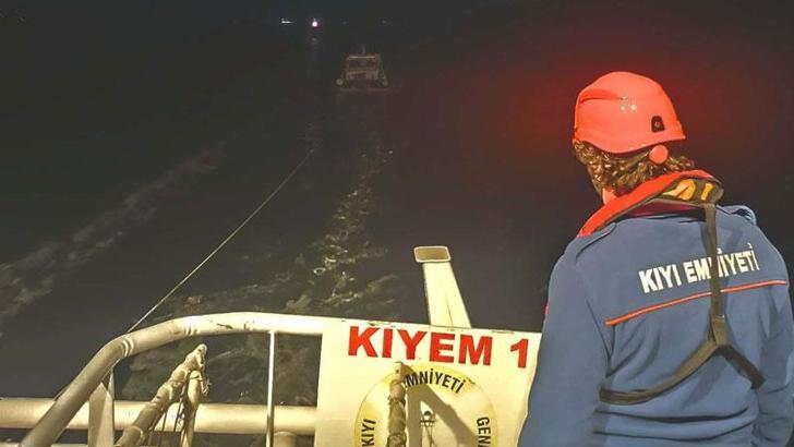 Çanakkale Boğazı'nda sürüklenen tekne kurtarıldı