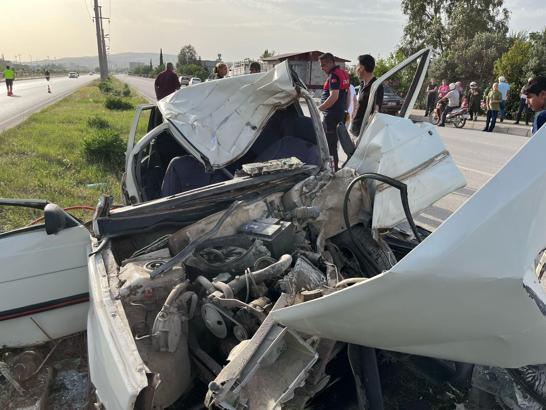 Osmaniye’de kontrolden çıkan otomobil direğe çarptı, 2 kişi yaralandı