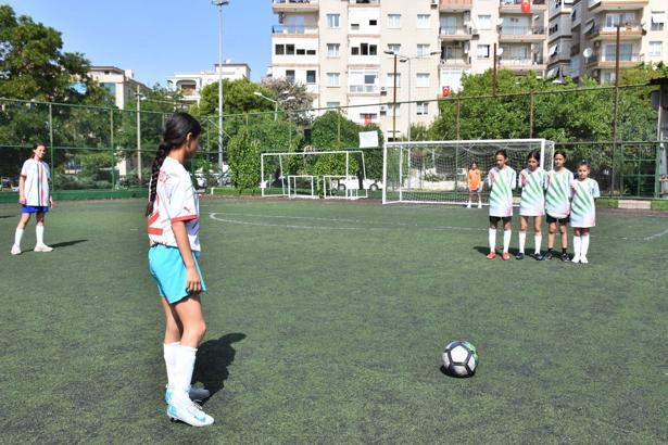 İzmir'de kız öğrencilere futbolu sevdirmek için turnuva