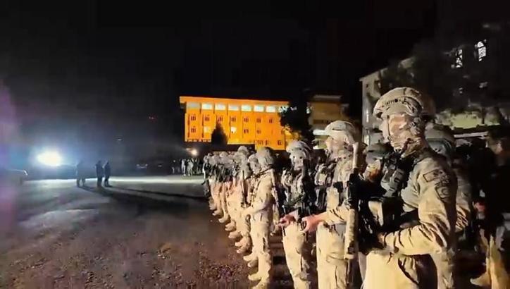 Diyarbakır'da 1 milyon 400 bin kök Hint keneviri ve skunk ele geçirildi; 8 gözaltı