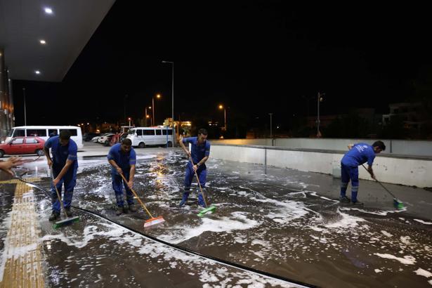 Aydın'da meyve ve sebze halleri, otogarlar ve üst geçitler temizlendi