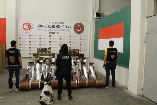 Kapıkule'de mobilya yüklü minibüste 49 kilo 866 gram esrar ele geçirildi