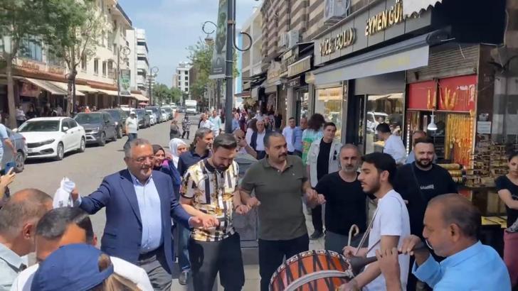 Terör örgütü PKK’nın fesih kararı sonrası Diyarbakır'da vatandaşlar halay çekti