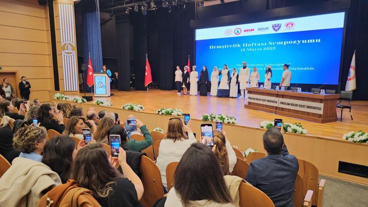 Eski hemşire kıyafetleri defilesi ilgi gördü