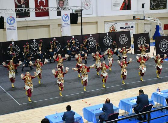 Yunusemre halk oyunları ekibi, iki dalda  şampiyon oldu