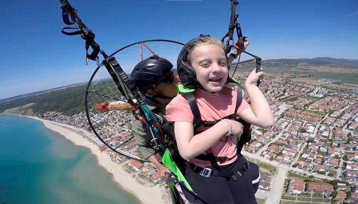 7 yaşındaki Zeynep, gökyüzünde İstiklal Marşı’nı ezbere okudu