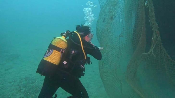 İzmir'de deniz dibinde1,5 ton terk edilmiş balık ağı çıkarıldı