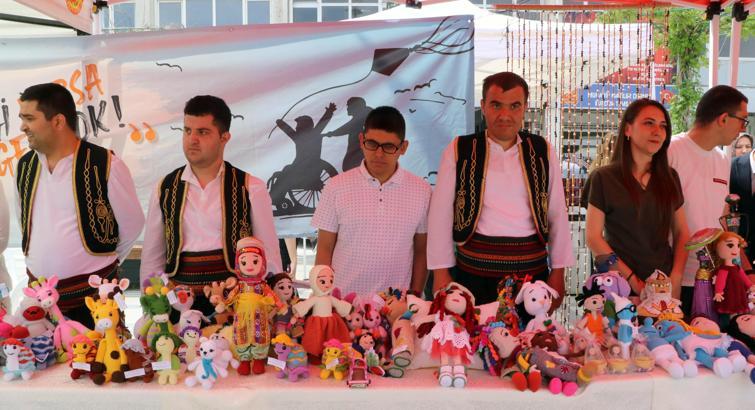 Engelli öğrencilerin eserleri sergilendi