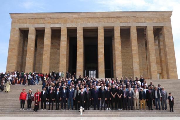 Süper Lig’e çıkan Gençlerbirliği, takım halinde Anıtkabir'i ziyaret etti