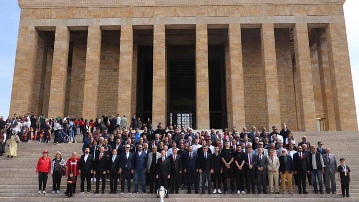 Süper Lig’e çıkan Gençlerbirliği, takım halinde Anıtkabir'i ziyaret etti