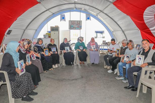 Diyarbakır'da evlat nöbeti tutan aileler: İnşallah bayramdan önce çocuklarımıza kavuşuruz