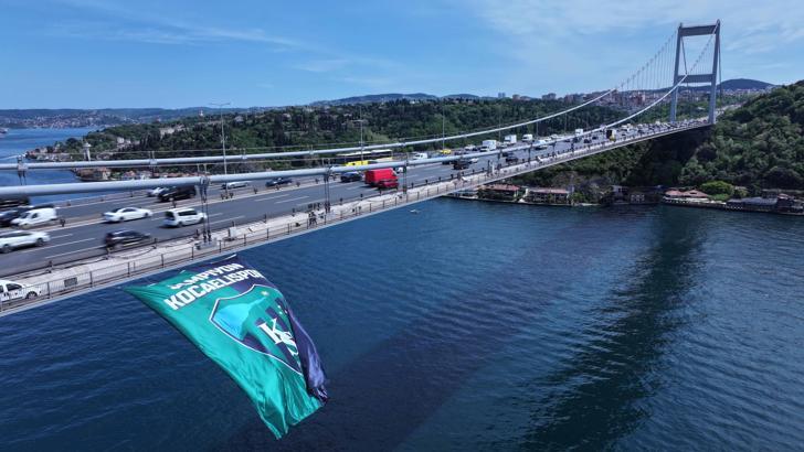 Kocaelispor bayrağı, İstanbul Boğazı’nda dalgalandı