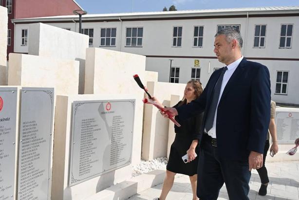 Hatay’da sağlıkçılar, depremde hayatını kaybeden meslektaşları için yürüdü