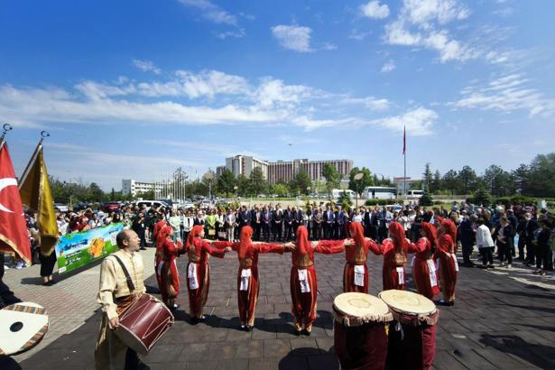 TÜ'de bahar şenlikleri renkli görüntülerle başladı