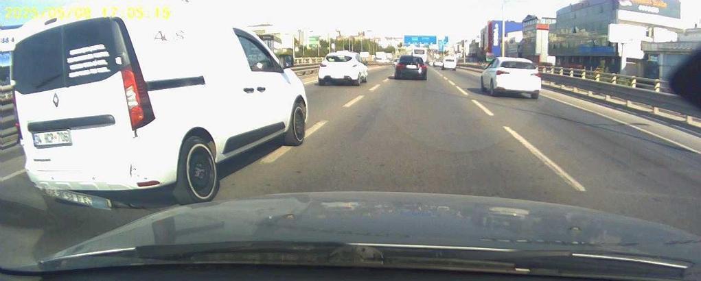 Makas atan ve emniyet şeridinden ilerleyen sürücüler kamerada