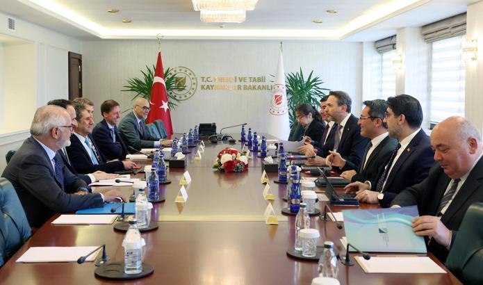 Bakan Bayraktar, IRENA Genel Direktörü La Camera ile bir araya geldi